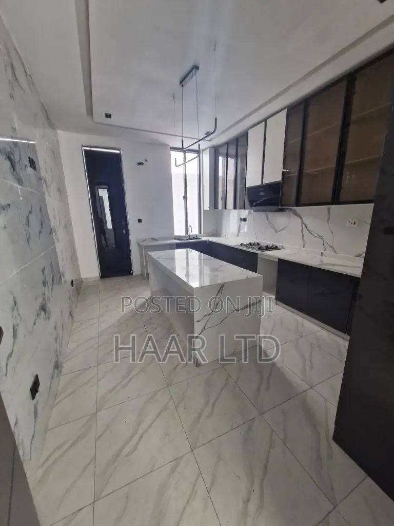 5bdrm Duplex in Chevron for sale in Chevron