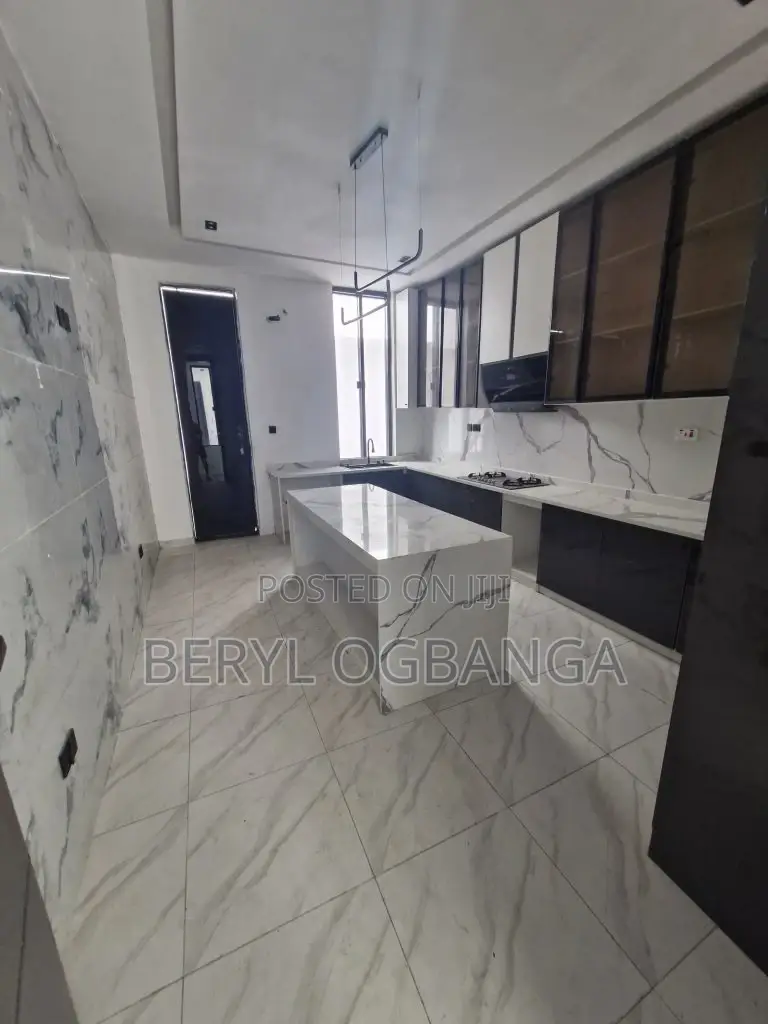 5bdrm Duplex in Chevron for sale in Chevron