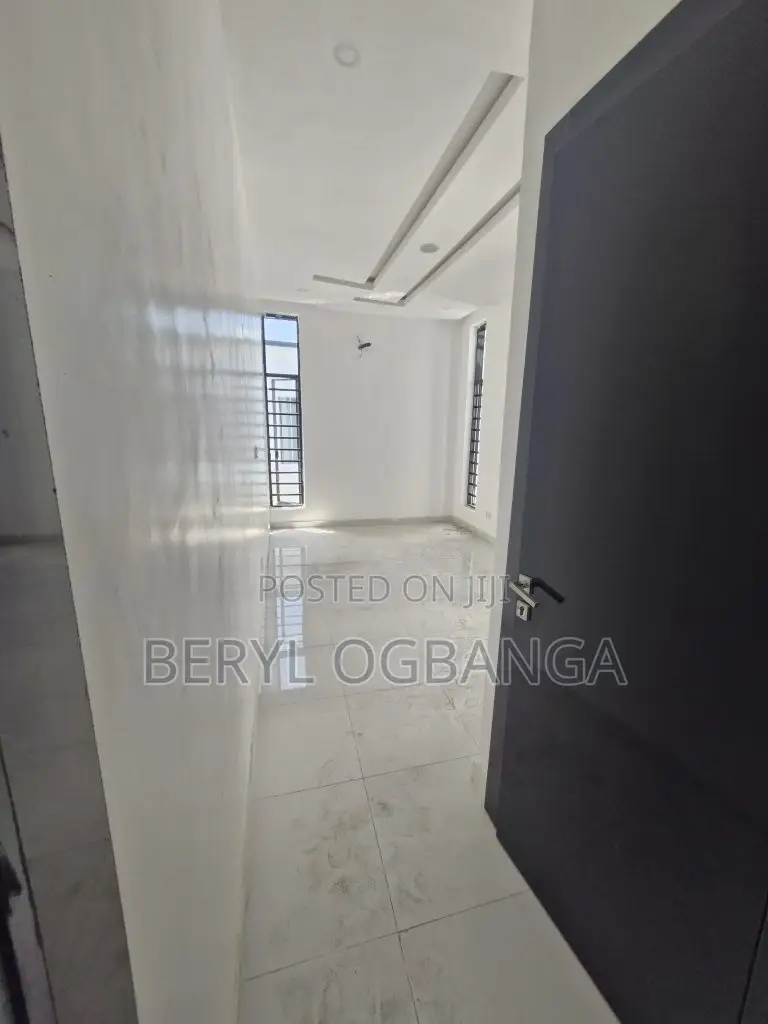 5bdrm Duplex in Chevron for sale in Chevron