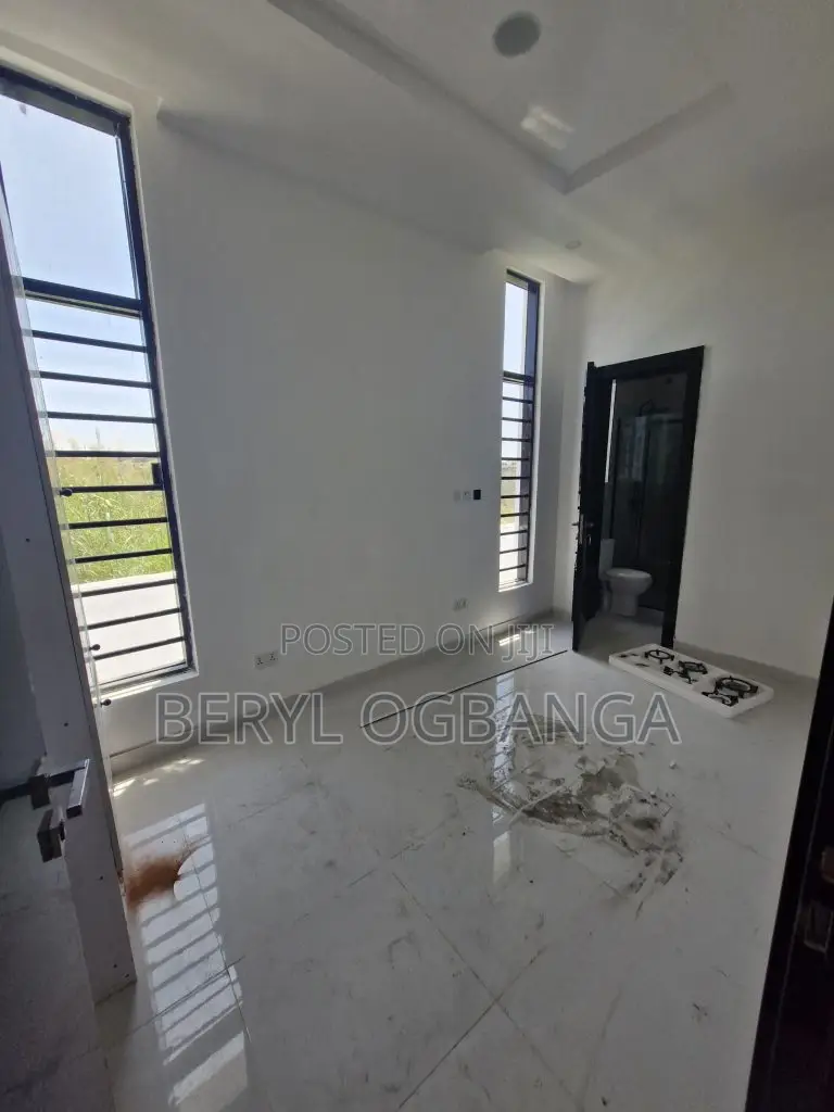 5bdrm Duplex in Chevron for sale in Chevron