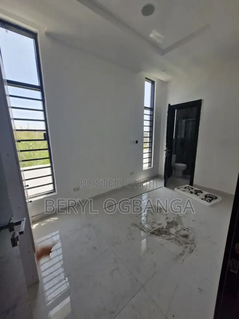 5bdrm Duplex in Chevron for sale in Chevron