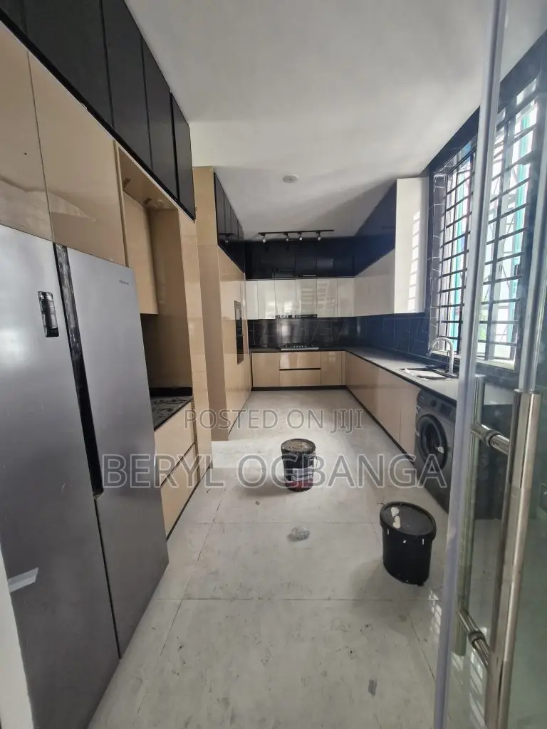 5bdrm Duplex in Chevron for sale in Chevron