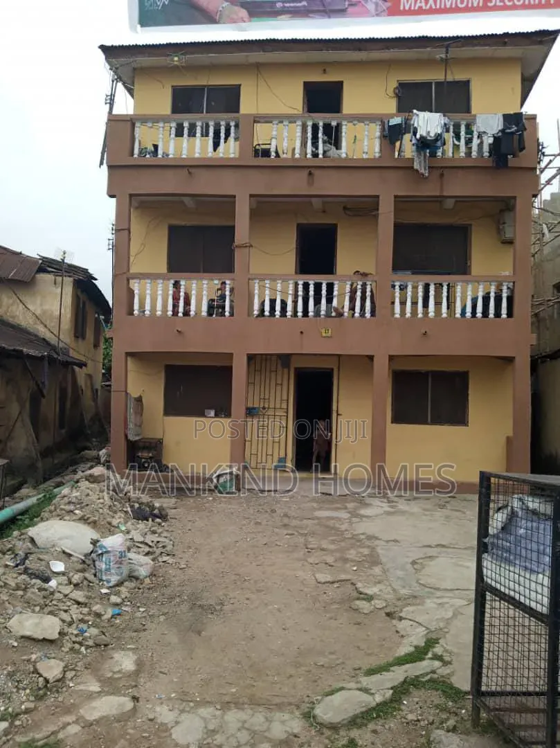 20bdrm Block of Flats in Onipanu for sale in Onipanu