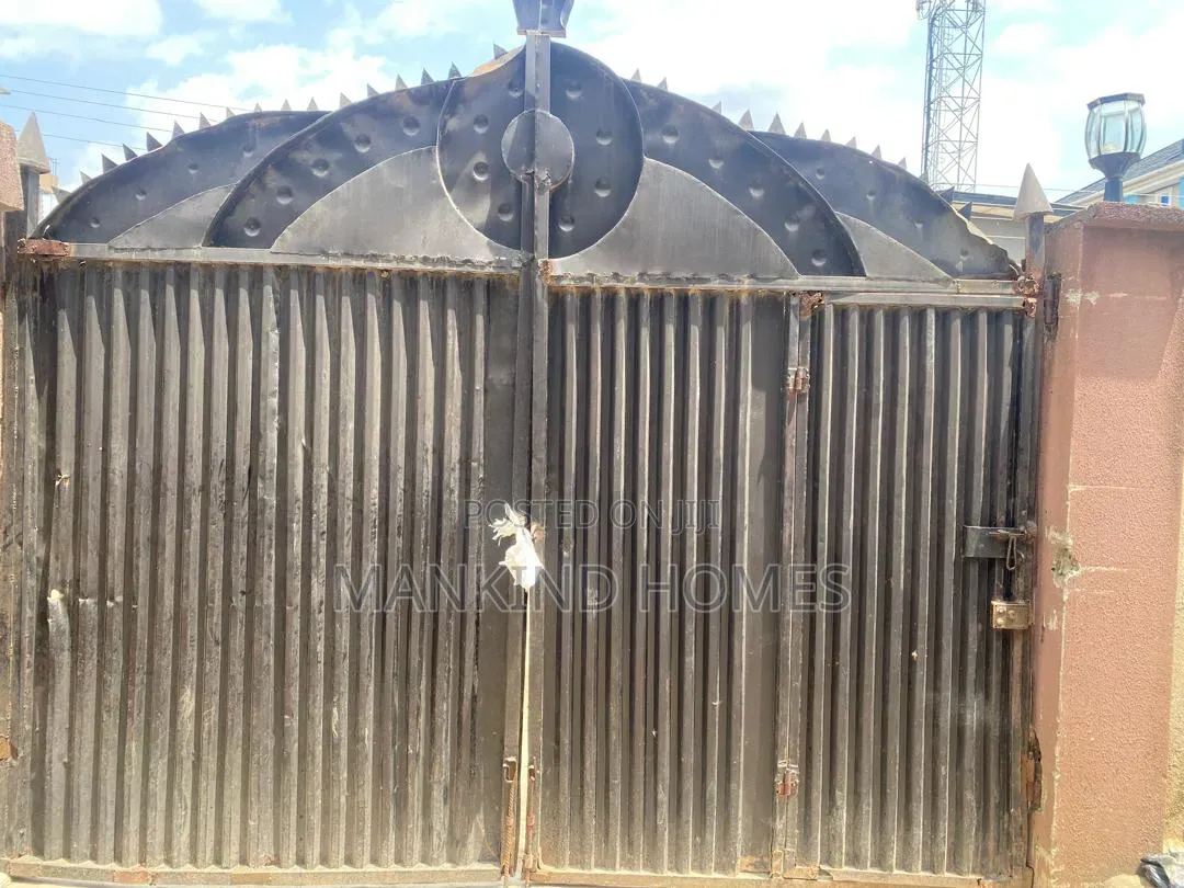 20bdrm Block of Flats in Onipanu for sale in Onipanu