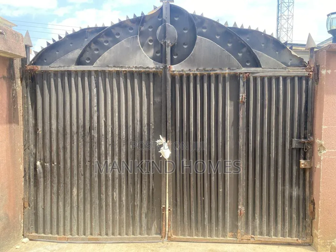 20bdrm Block of Flats in Onipanu for sale in Onipanu