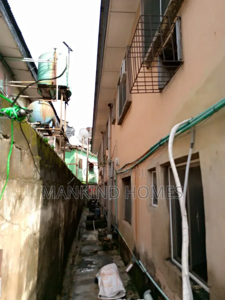 20bdrm Block of Flats in Onipanu for sale in Onipanu