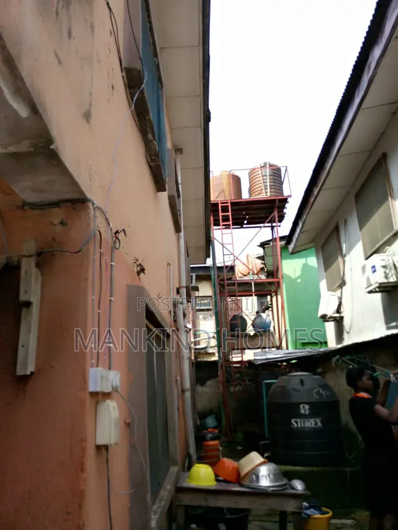 20bdrm Block of Flats in Onipanu for sale in Onipanu