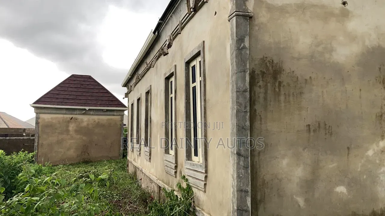 3bdrm House in On Muslim Bridge, Oluyole Estate for sale in Oluyole Estate