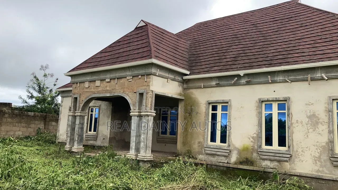 3bdrm House in On Muslim Bridge, Oluyole Estate for sale in Oluyole Estate