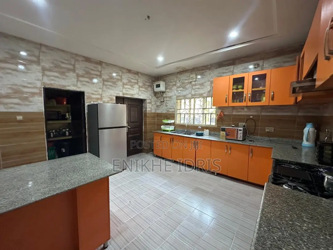 5bdrm Duplex in Urbarn, Lugbe District for sale in Lugbe District