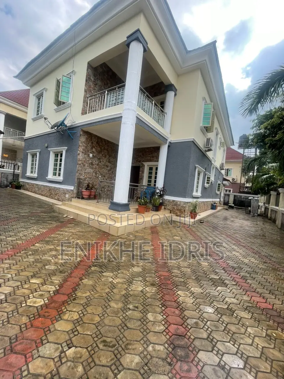 5bdrm Duplex in Urbarn, Lugbe District for sale in Lugbe District