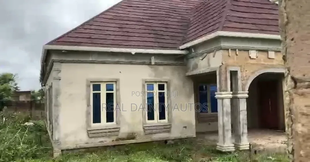 3bdrm House in On Muslim Bridge, Oluyole Estate for sale in Oluyole Estate