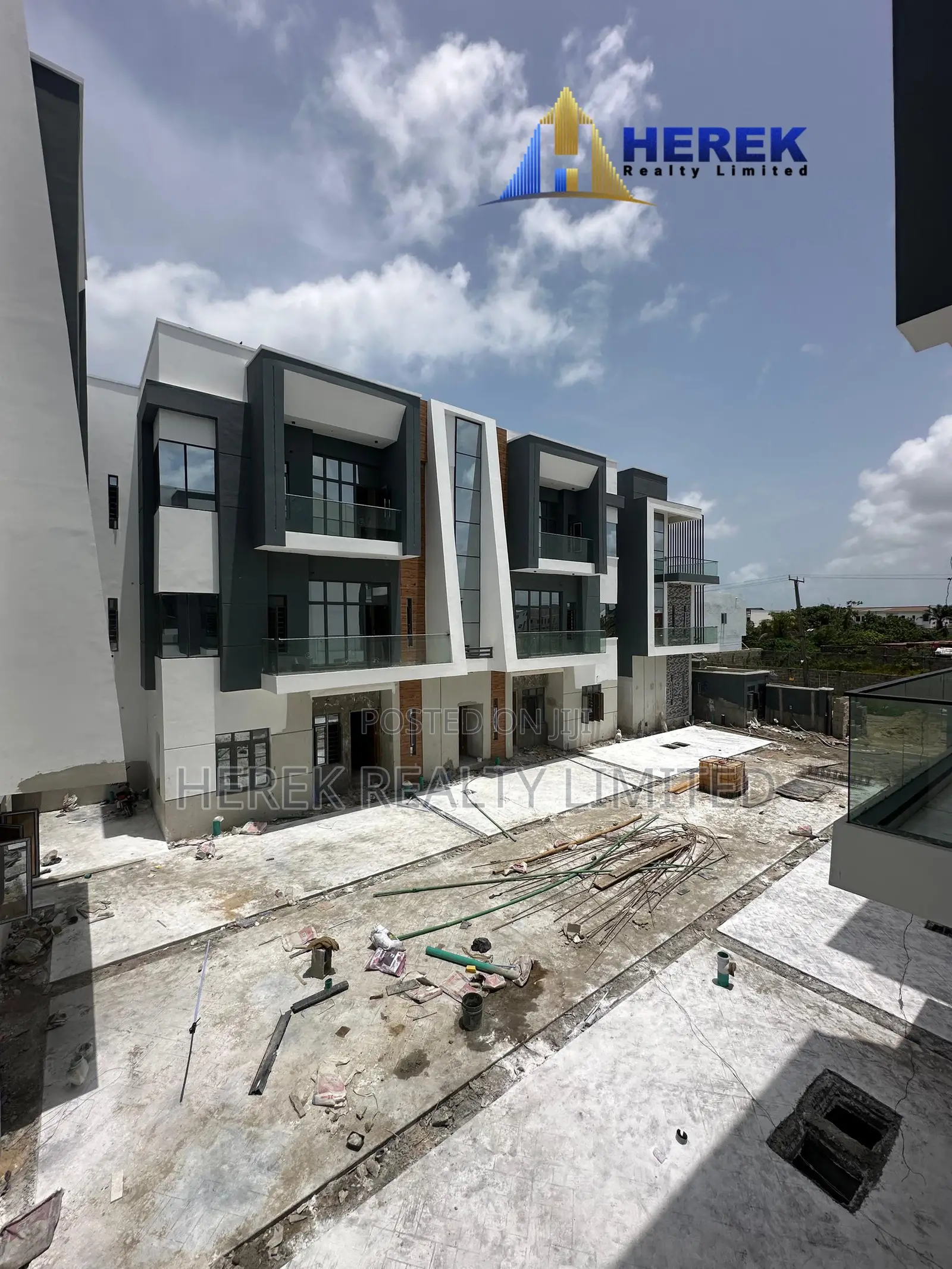 3bdrm Apartment in Ogombo for sale in Ogombo