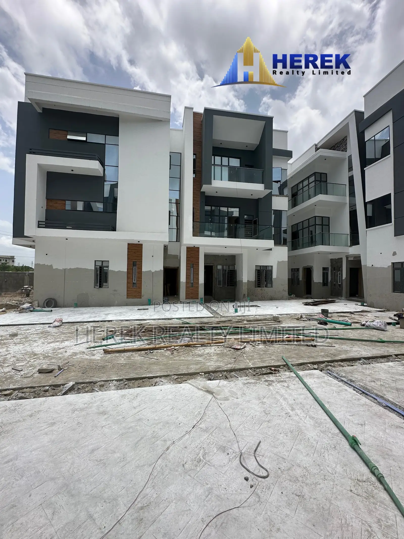 3bdrm Apartment in Ogombo for sale in Ogombo