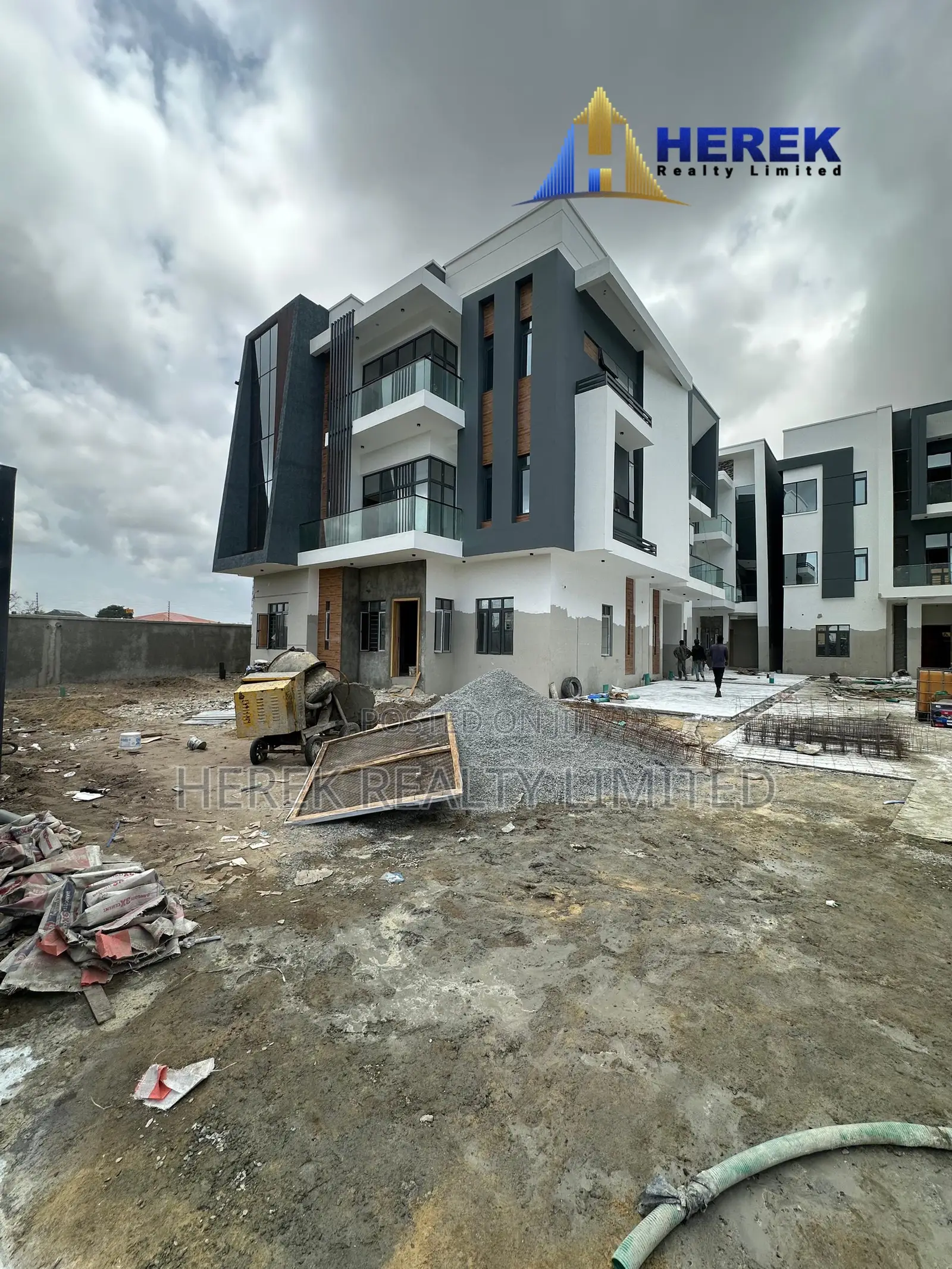 3bdrm Apartment in Ogombo for sale in Ogombo