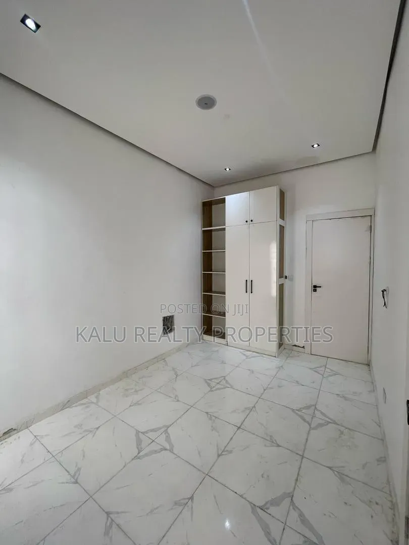 5bdrm Duplex in Chevron Drive for rent in Chevron