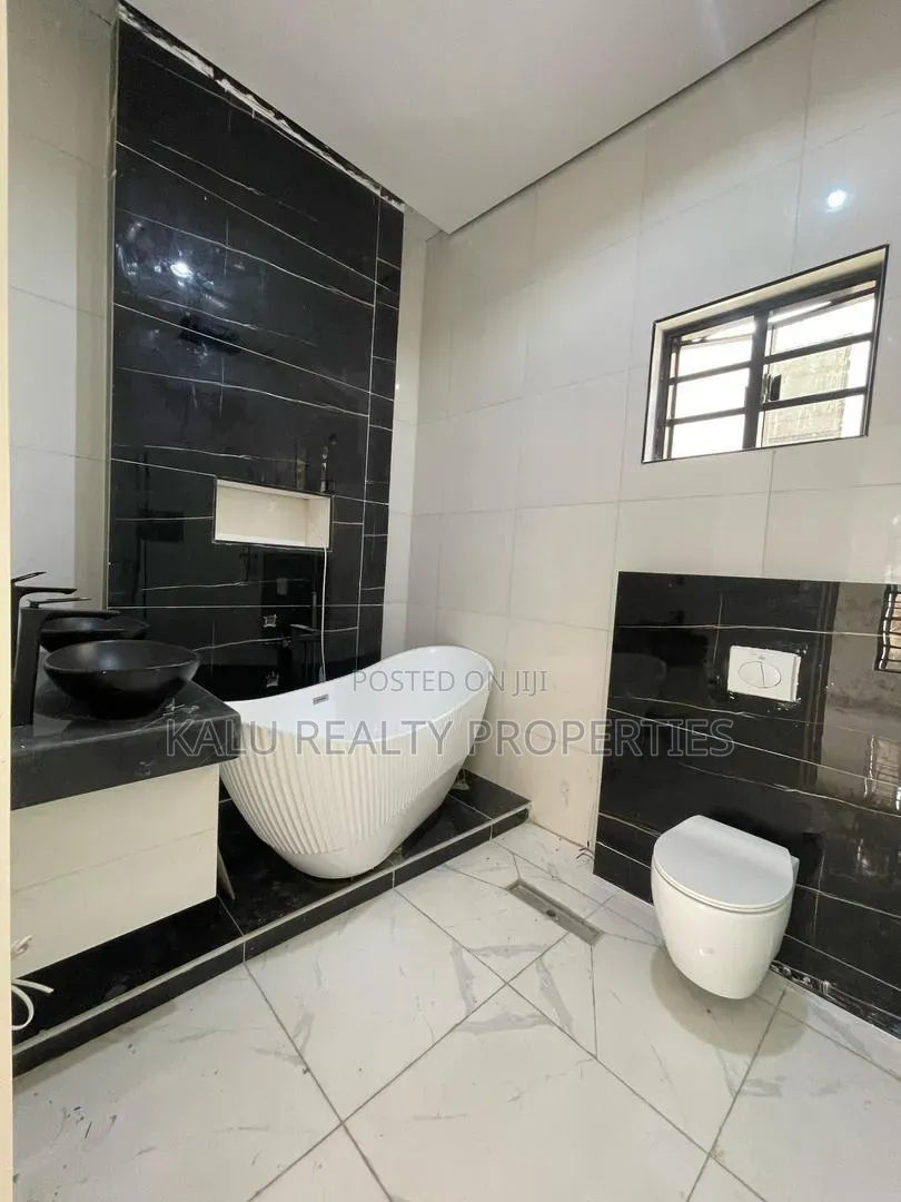 5bdrm Duplex in Chevron Drive for rent in Chevron