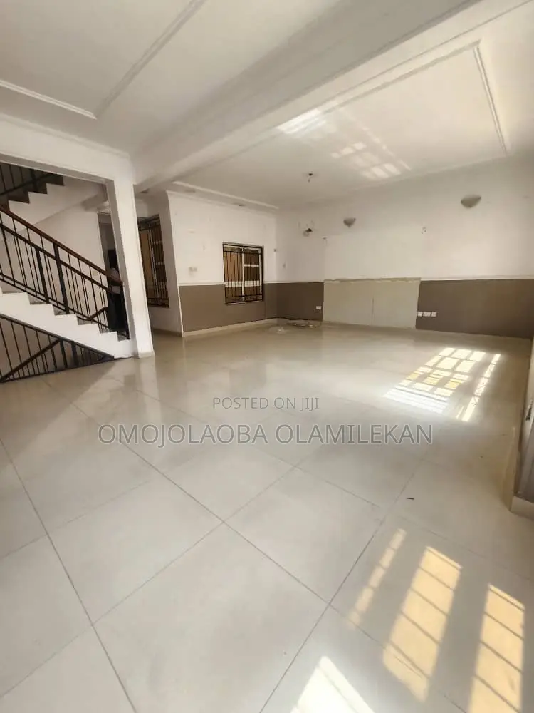 5bdrm Duplex in Chevron for rent in Chevron