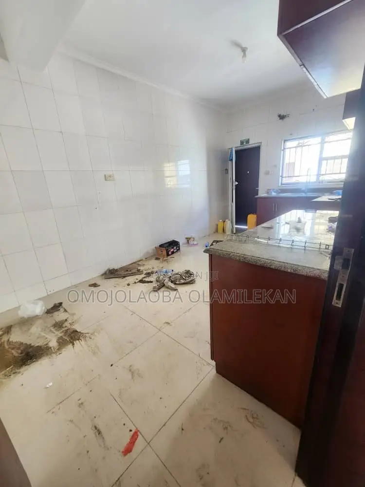 5bdrm Duplex in Chevron for rent in Chevron