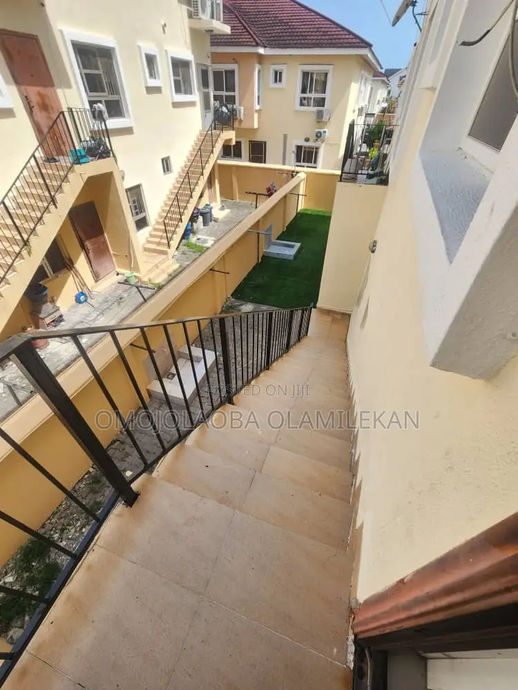 5bdrm Duplex in Chevron for rent in Chevron