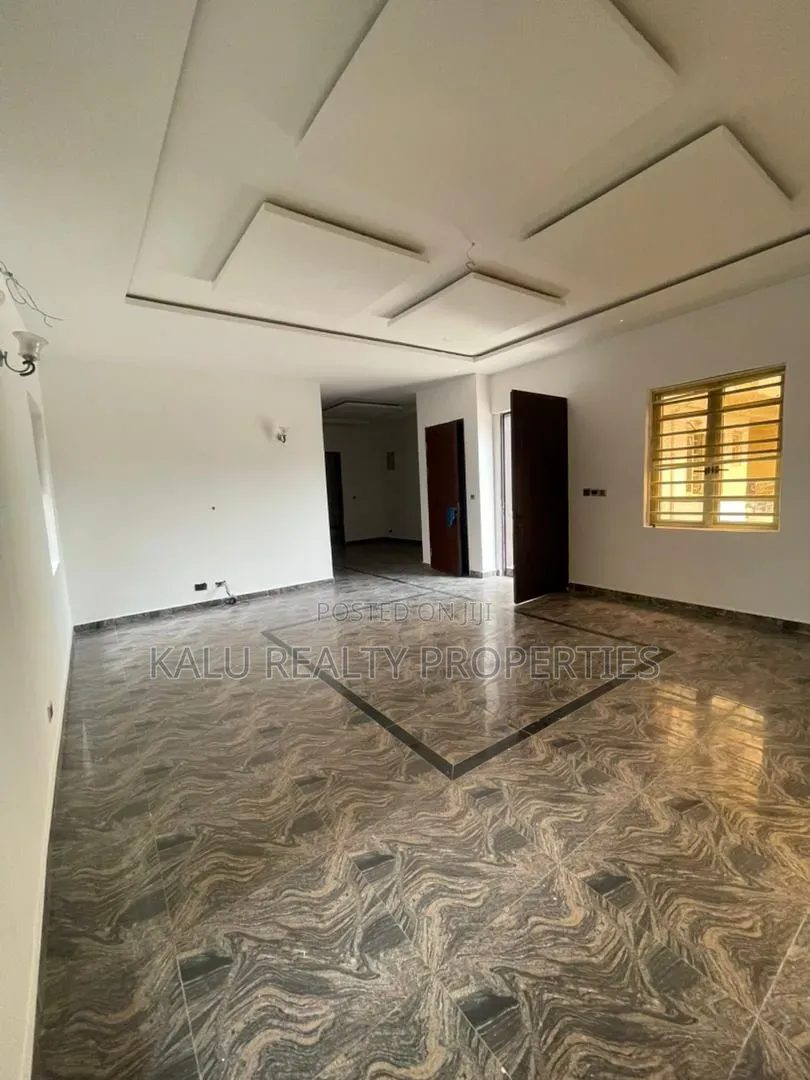 4bdrm Duplex in Chevron for rent in Chevron