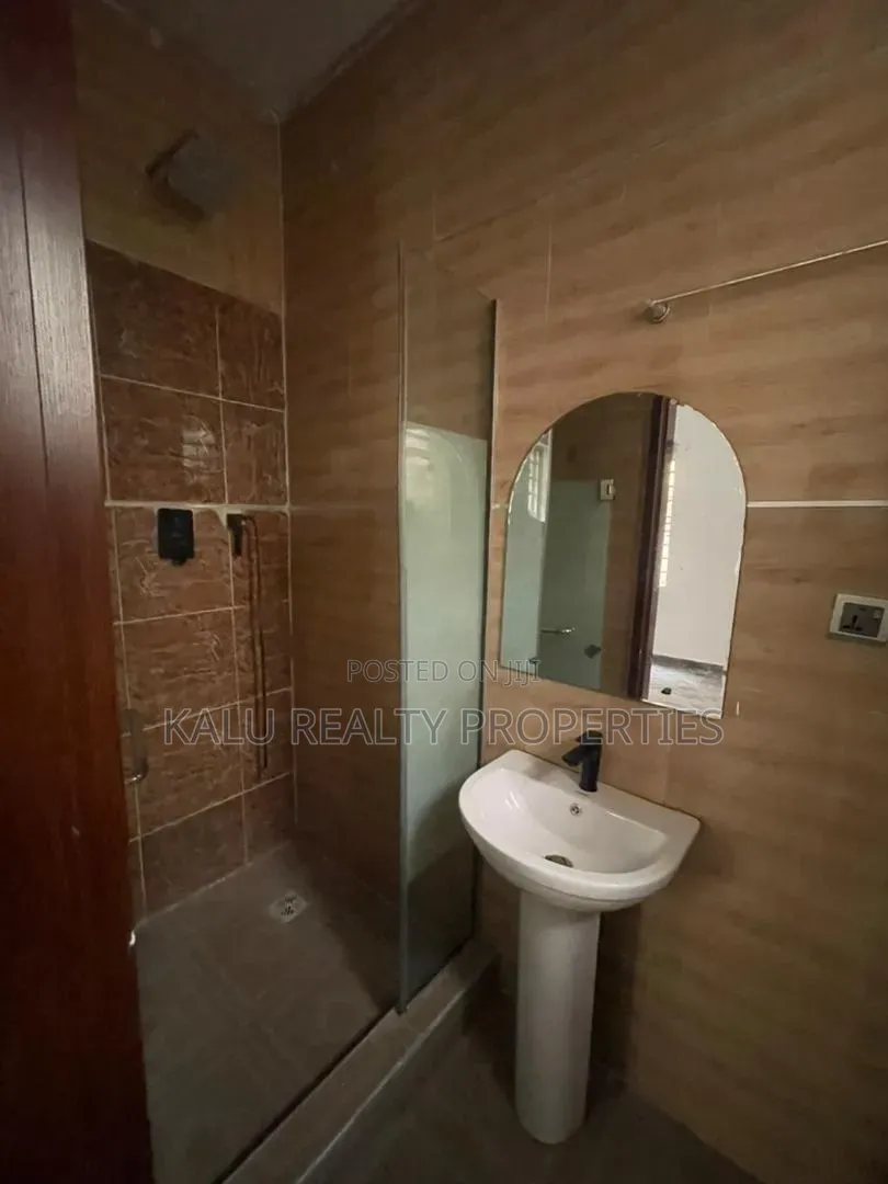 4bdrm Duplex in Chevron for rent in Chevron
