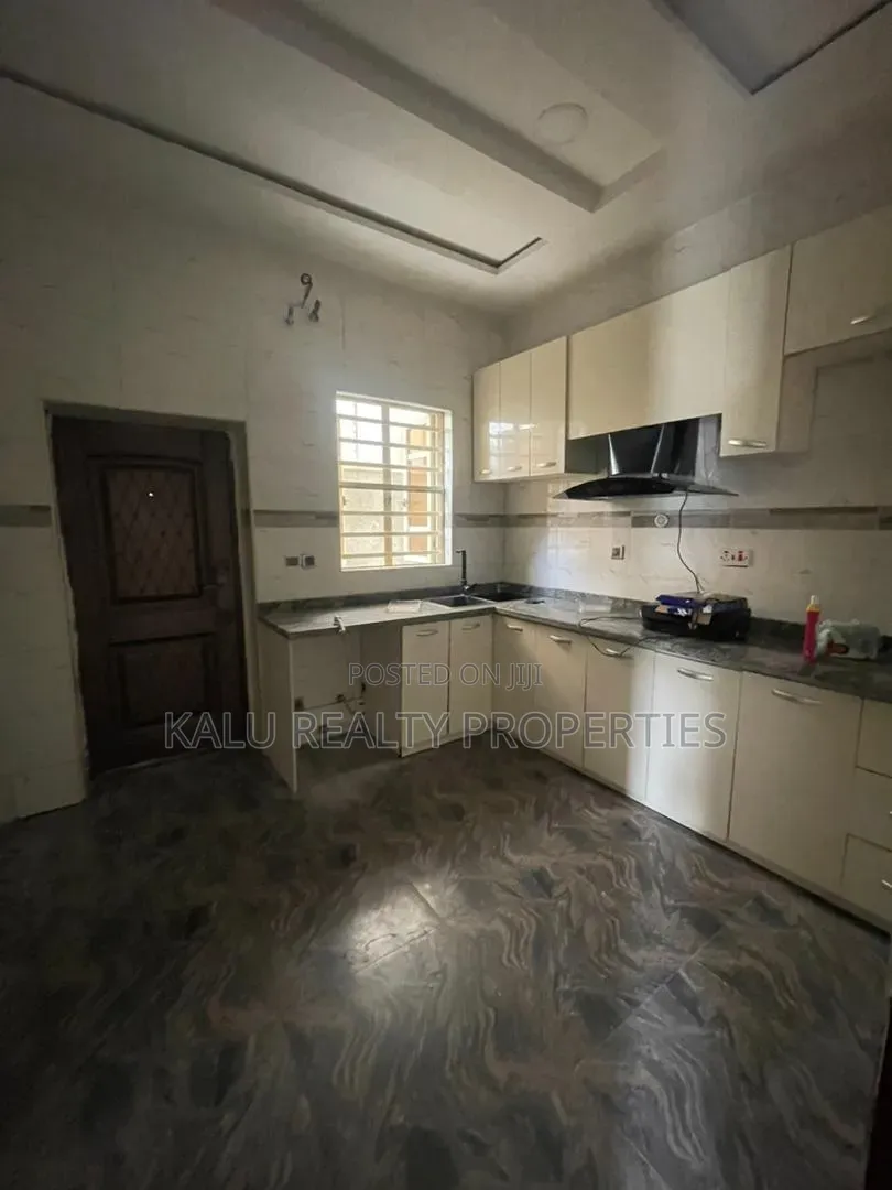4bdrm Duplex in Chevron for rent in Chevron