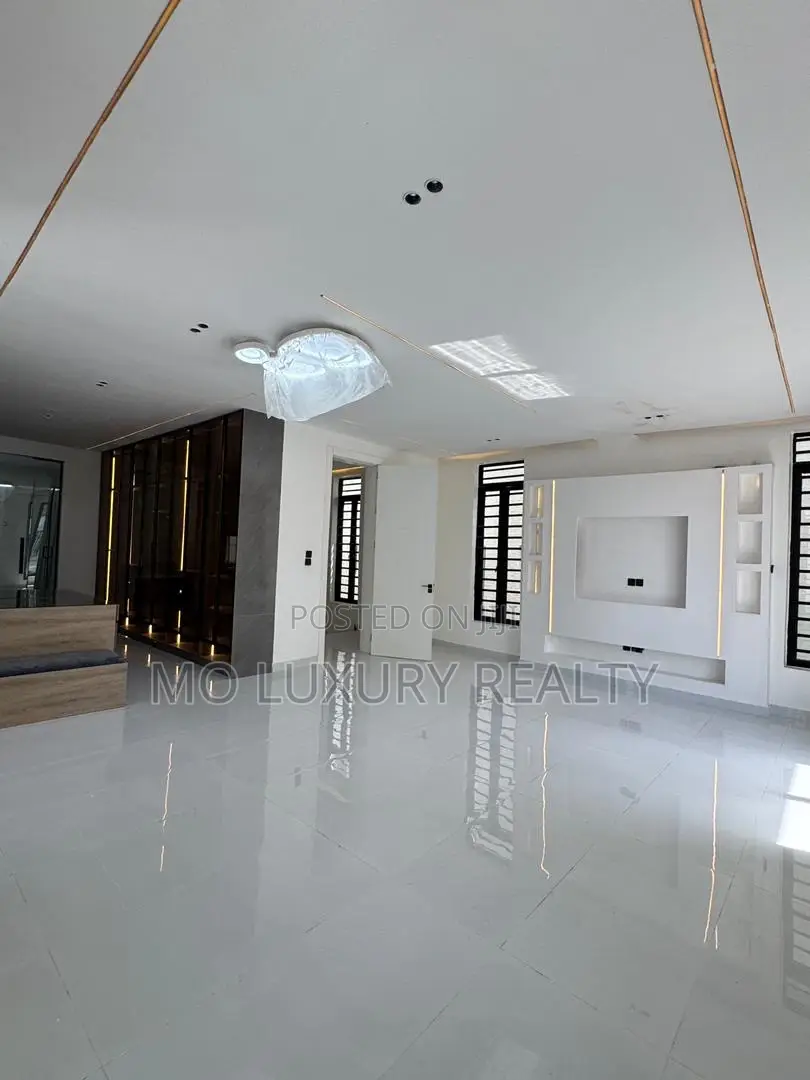 5bdrm Duplex in Lekki Phase 1 for sale in Lekki Phase 1