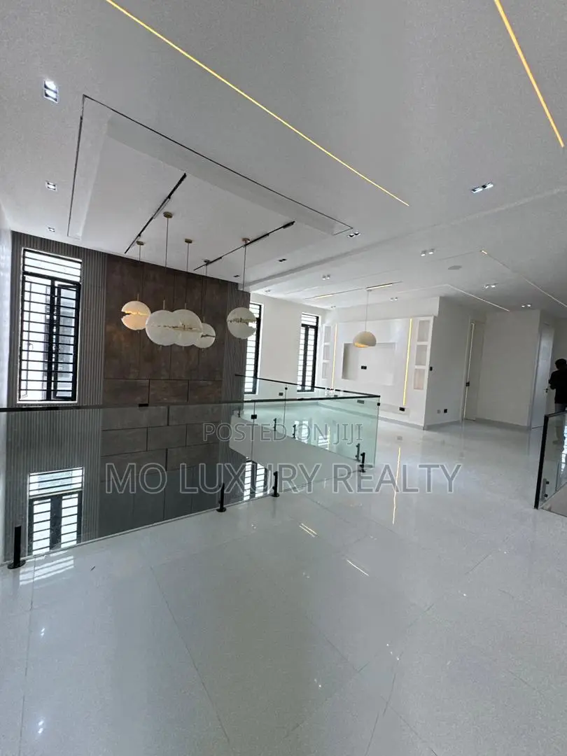 5bdrm Duplex in Lekki Phase 1 for sale in Lekki Phase 1