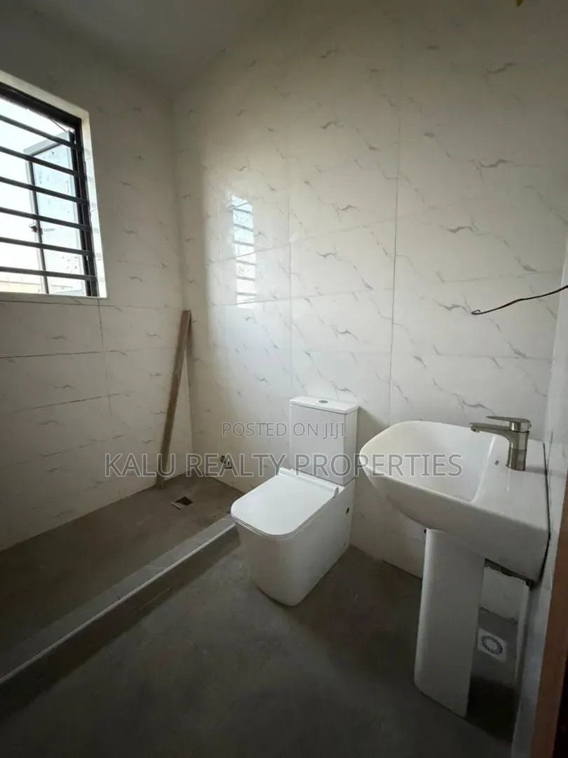 4bdrm Duplex in Ologolo for sale in Ologolo