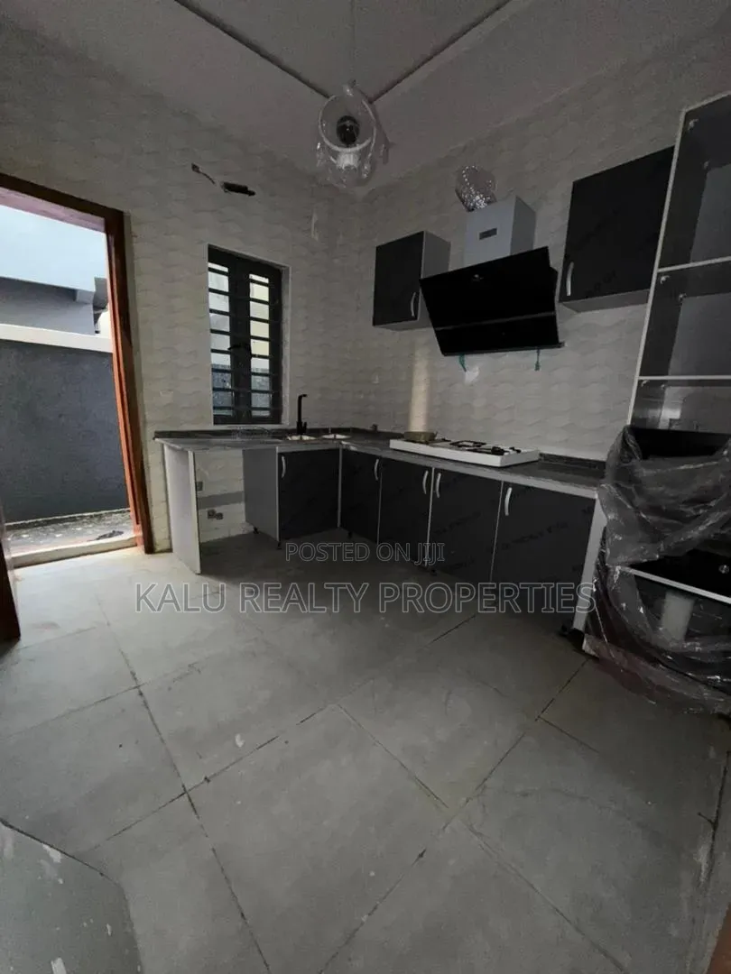 4bdrm Duplex in Ologolo for sale in Ologolo