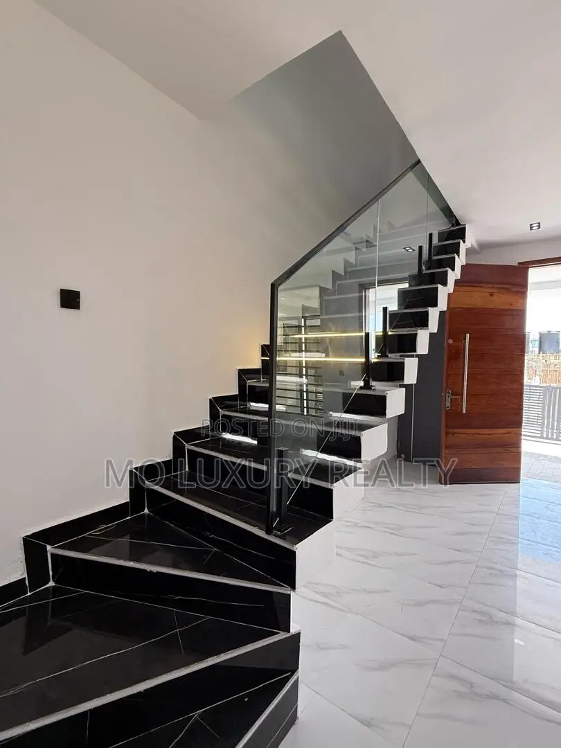 4bdrm Duplex in Ikota for sale in Ikota