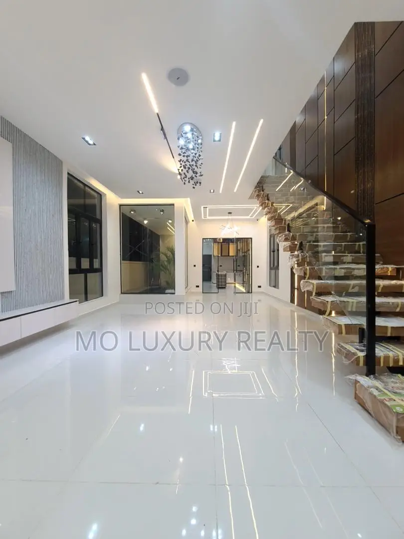 5bdrm Duplex in Ikota for sale in Ikota