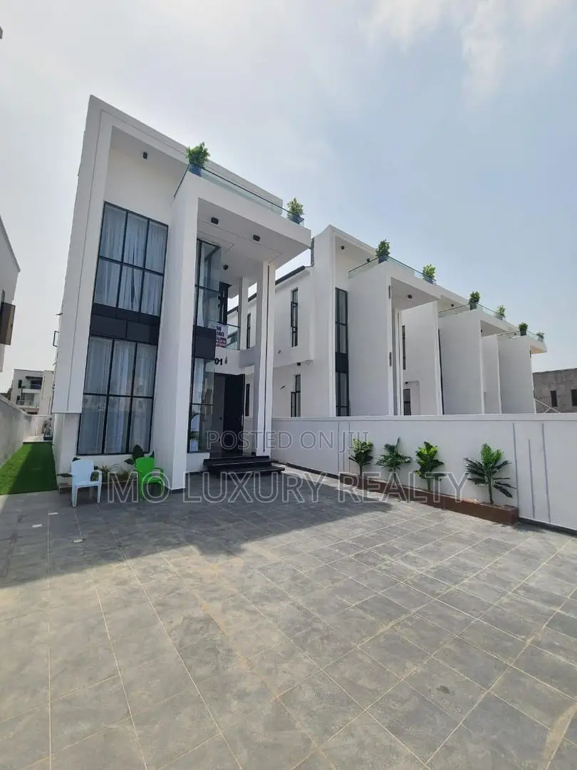 5bdrm Duplex in Ikota for sale in Ikota