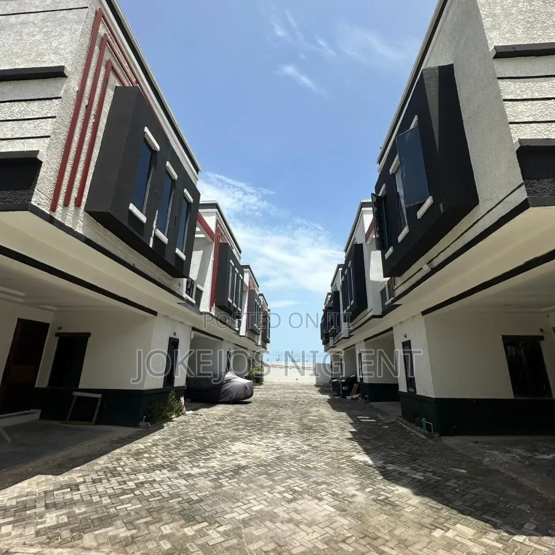 4bdrm Townhouse/Terrace in Orchid Road, Lafiaji for sale in Lafiaji