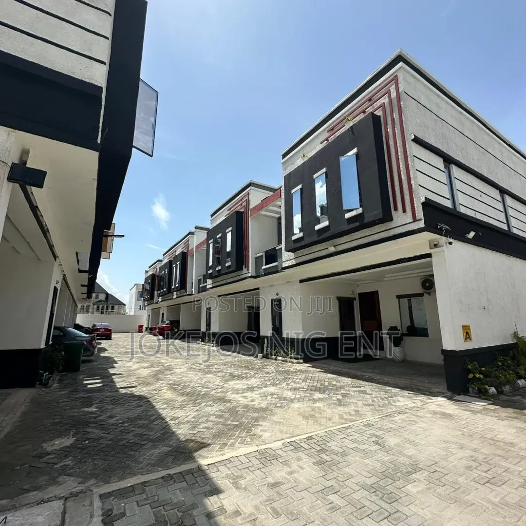 4bdrm Townhouse/Terrace in Orchid Road, Lafiaji for sale in Lafiaji