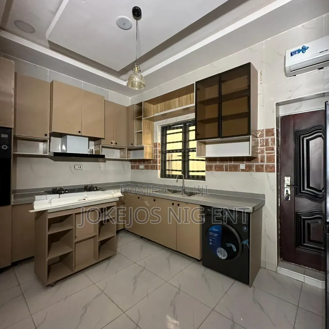4bdrm Townhouse/Terrace in Orchid Road, Lafiaji for sale in Lafiaji