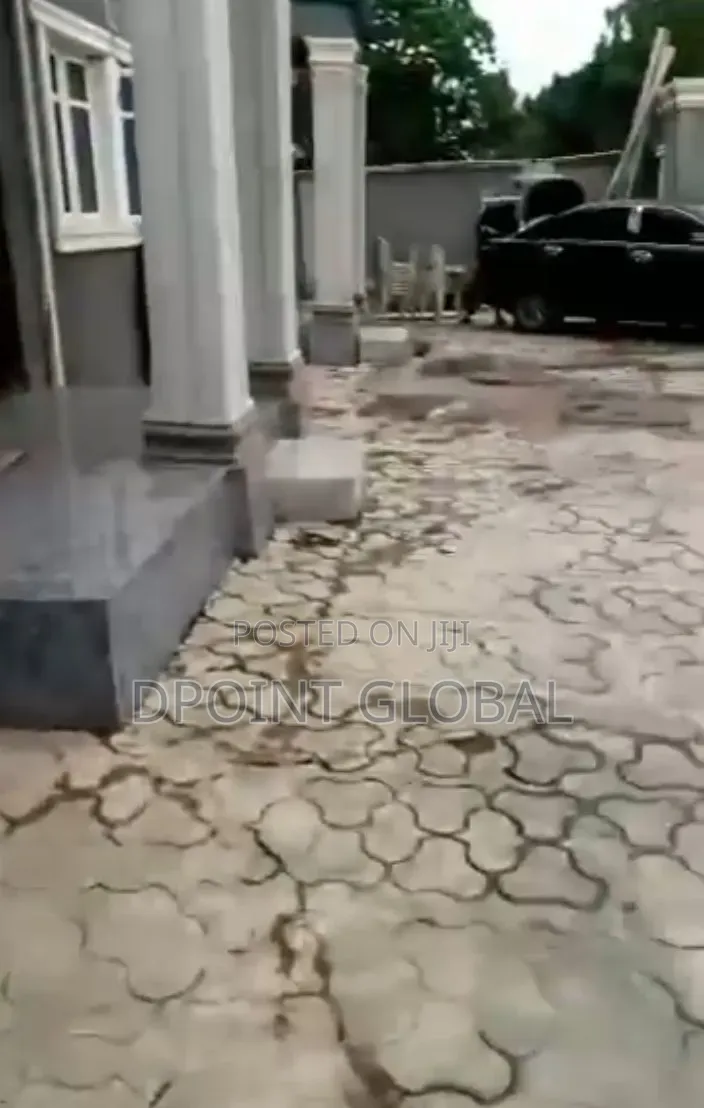 10bdrm Duplex in In Estate, Egbeda for sale in Egbeda