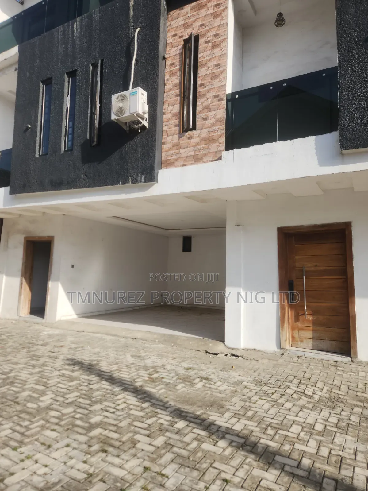 Mini Flat in Chevron for rent in Chevron