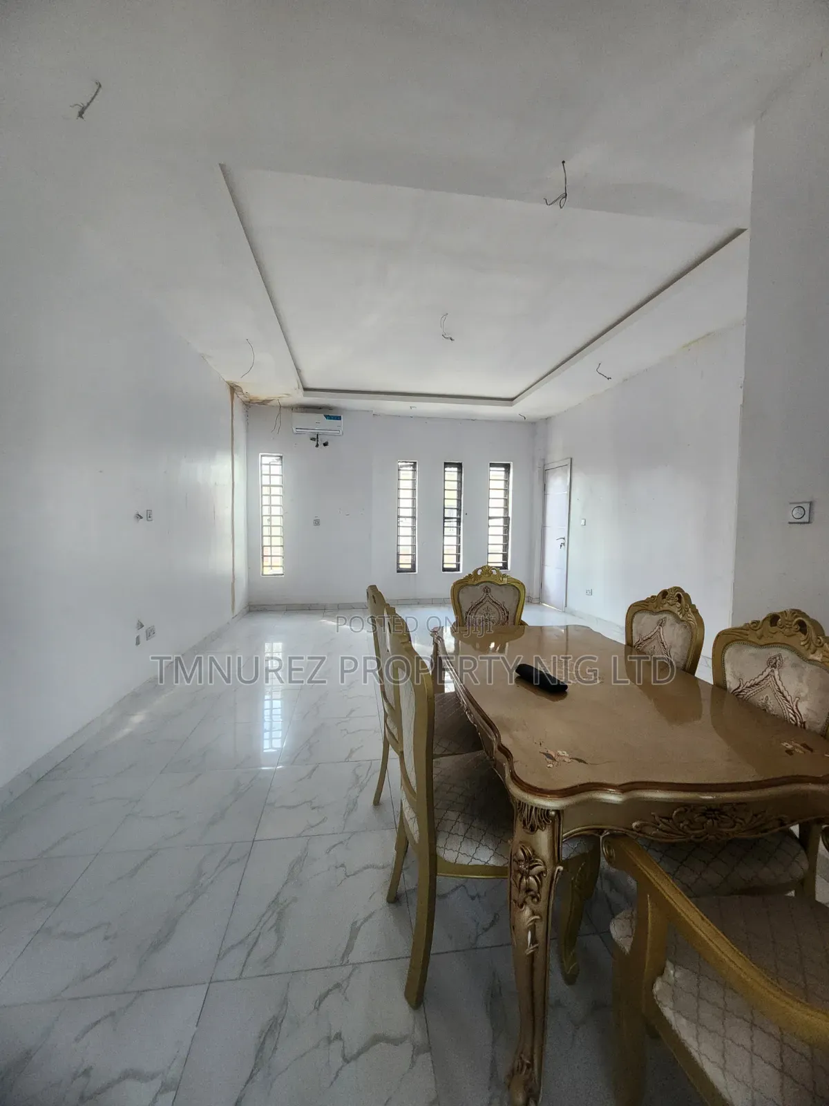 Mini Flat in Chevron for rent in Chevron