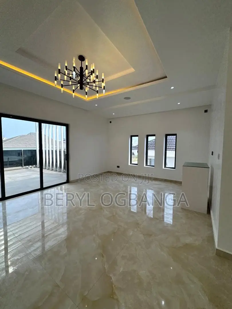 5bdrm Duplex in Lekki Phase 1 for sale in Lekki Phase 1