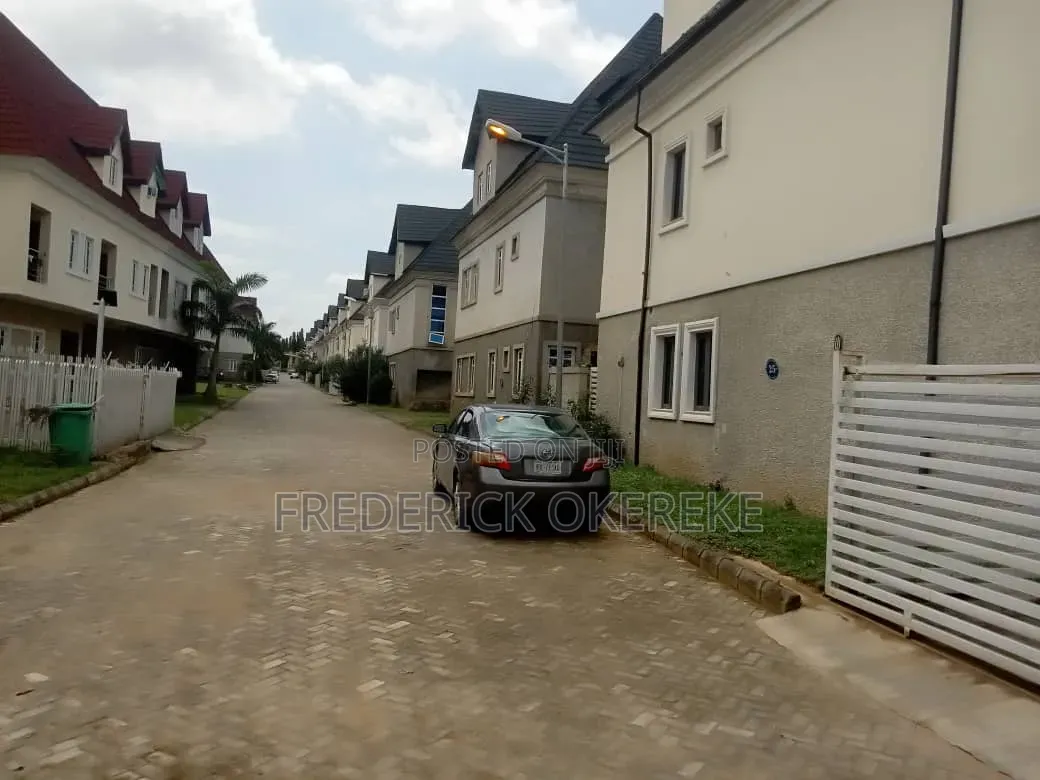 5bdrm Duplex in Dape for sale in Dape