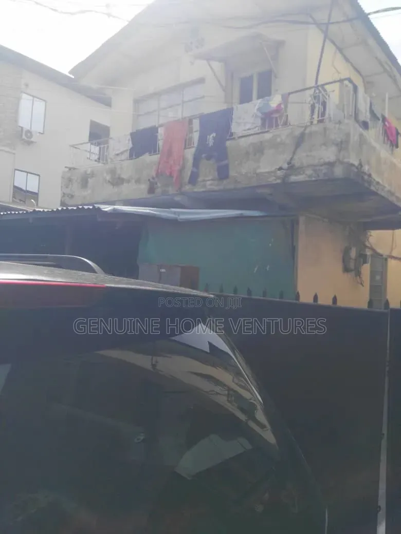 8bdrm Block of Flats in Yaba, Abule-Oja for sale in Abule-Oja