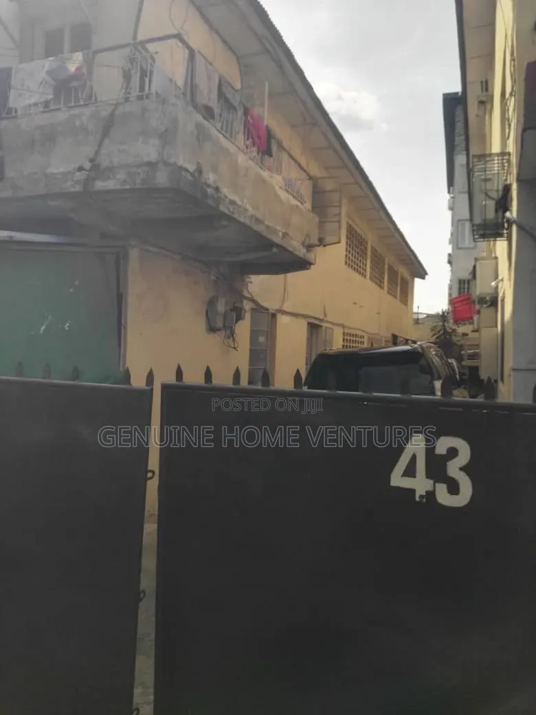 8bdrm Block of Flats in Yaba, Abule-Oja for sale in Abule-Oja