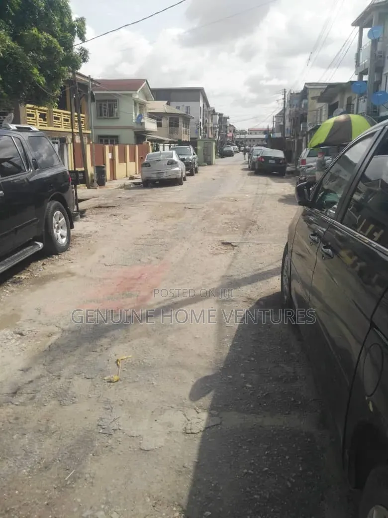 8bdrm Block of Flats in Yaba, Abule-Oja for sale in Abule-Oja
