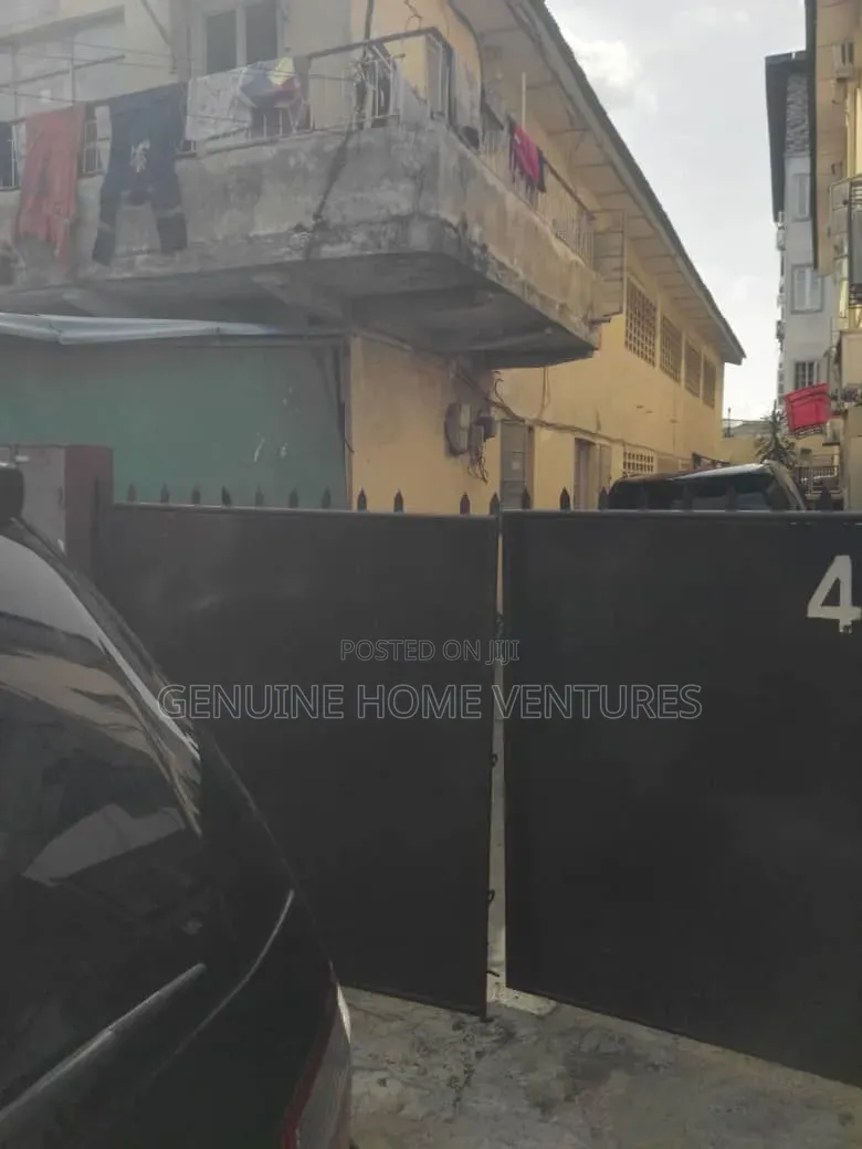 8bdrm Block of Flats in Yaba, Abule-Oja for sale in Abule-Oja