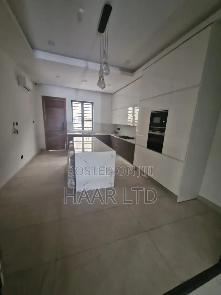 5bdrm Duplex in Lekki Phase 1 for sale in Lekki Phase 1