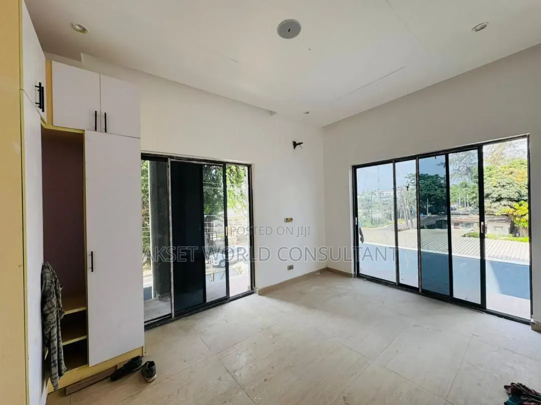 3bdrm Block of Flats in Ikeja Gra for sale in Ikeja GRA