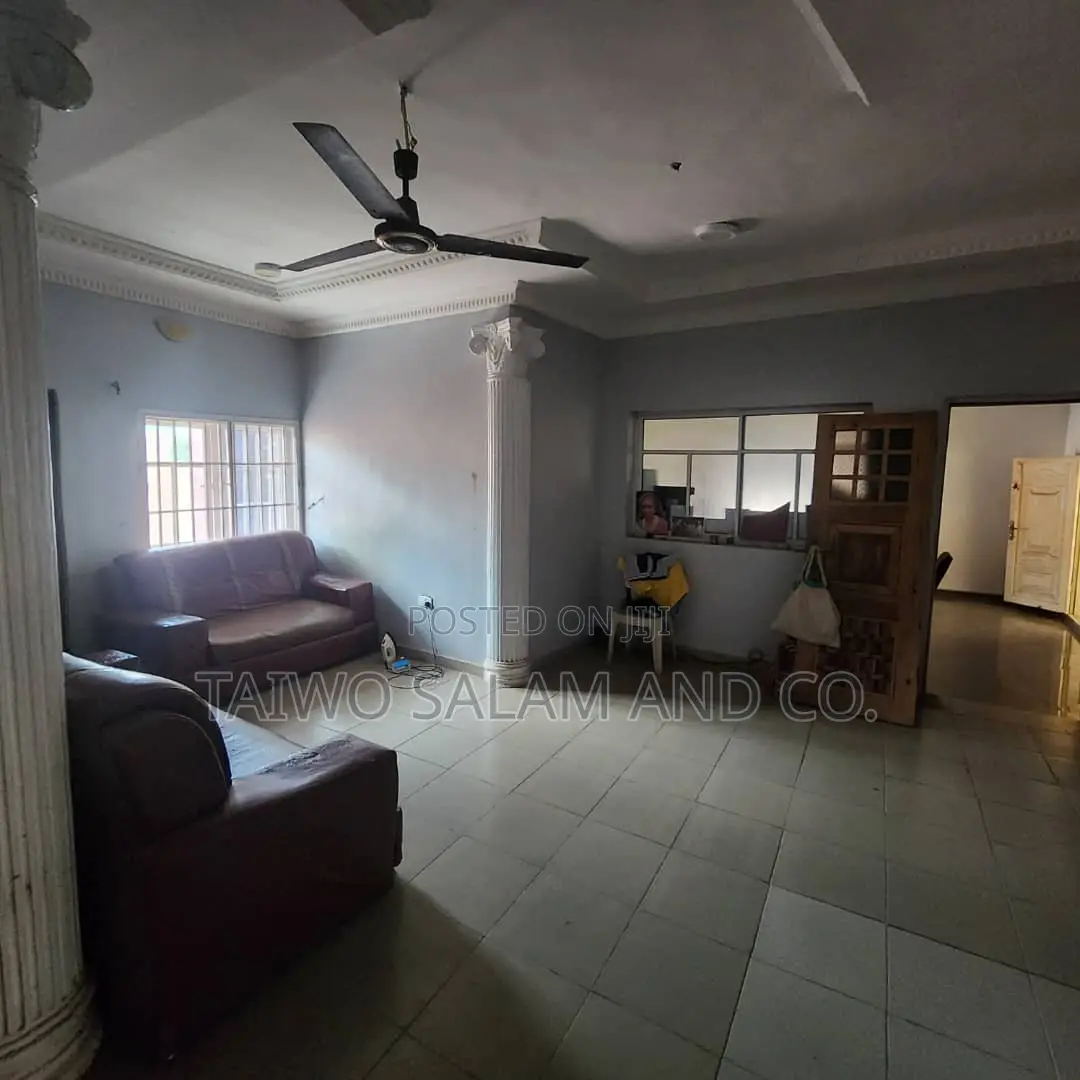 5bdrm Duplex in Ologuneru for sale in Ologuneru