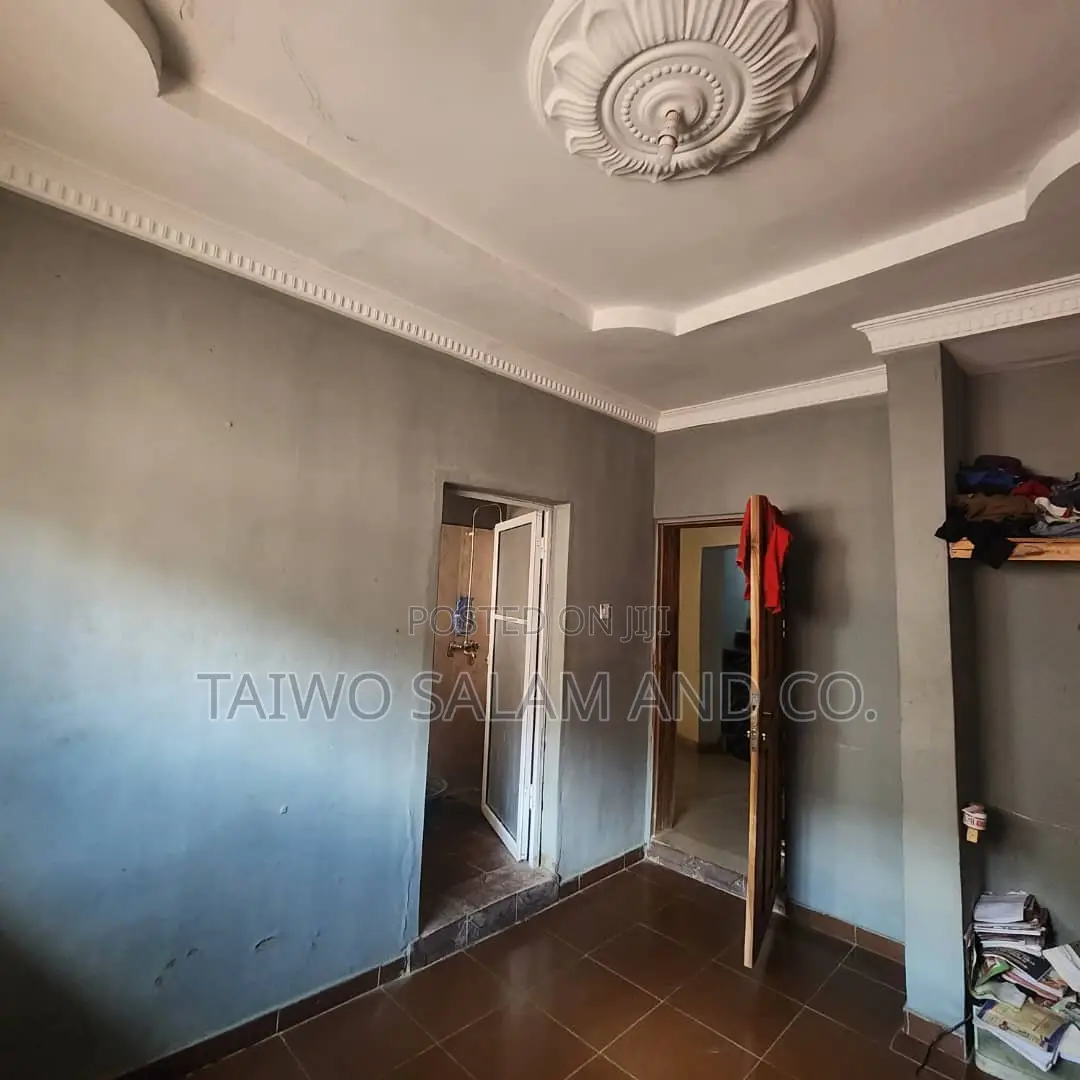 5bdrm Duplex in Ologuneru for sale in Ologuneru